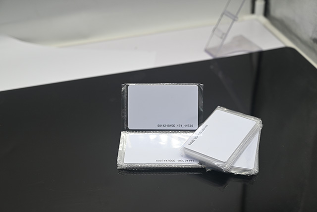 IC卡，，，，ID卡，，，，M1卡，，，，射频卡的区别是什么？？？？